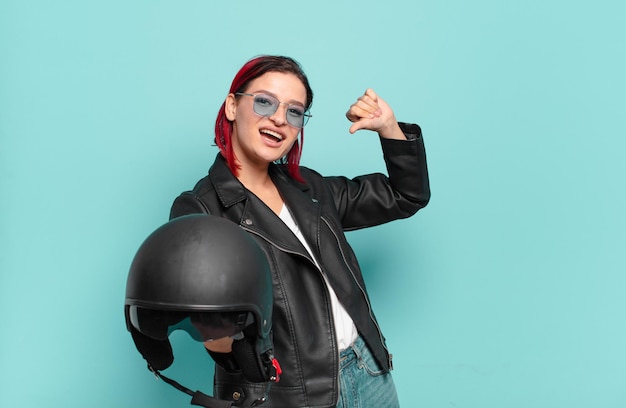 Foto conceito de motociclista mulher ruiva legal