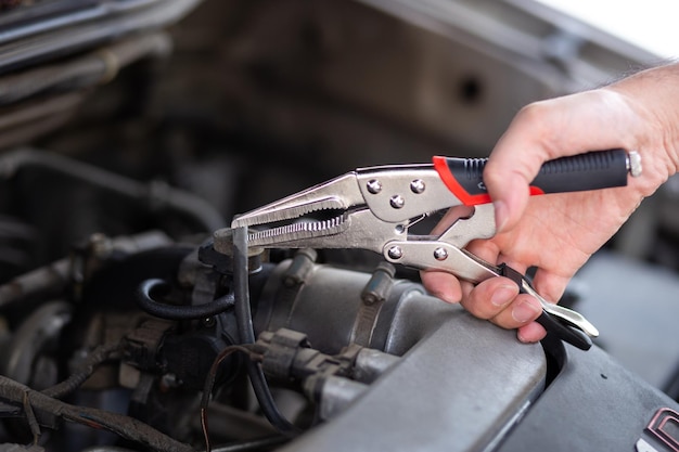 Conceito de motor de carro de reparo e serviço fixo de carro com engenheiro mecânico especial na garagem