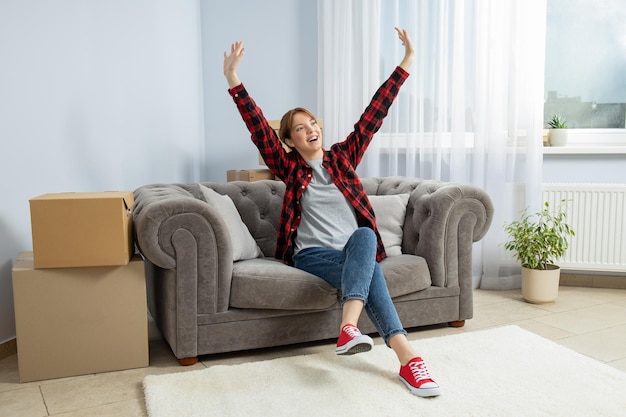 Conceito de movimento com jovem em apartamento moderno