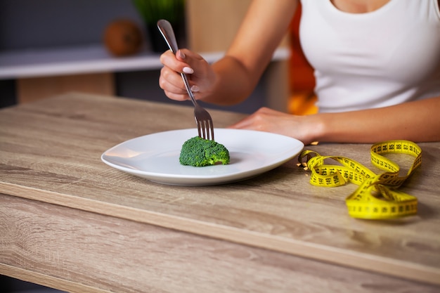 Foto conceito de mulher com excesso de peso, comer dieta de brócolis