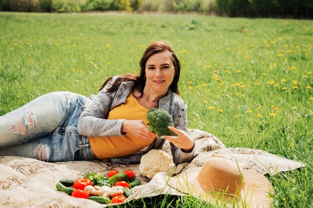 Conceito de mulher moderna que cuida da saúde e alimentação diária orgânica.