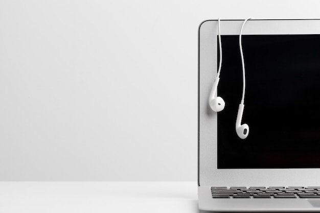 Conceito de música com fones de ouvido sobre laptop