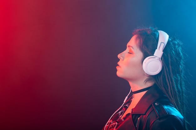 Conceito de música, meloman e pessoas - Uma mulher feliz com dreads, ouvindo música e se divertindo