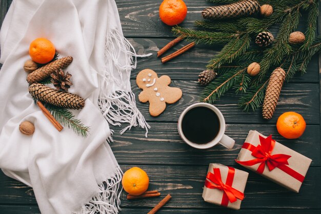 conceito de natal. brinquedos e presentes no fundo de madeira