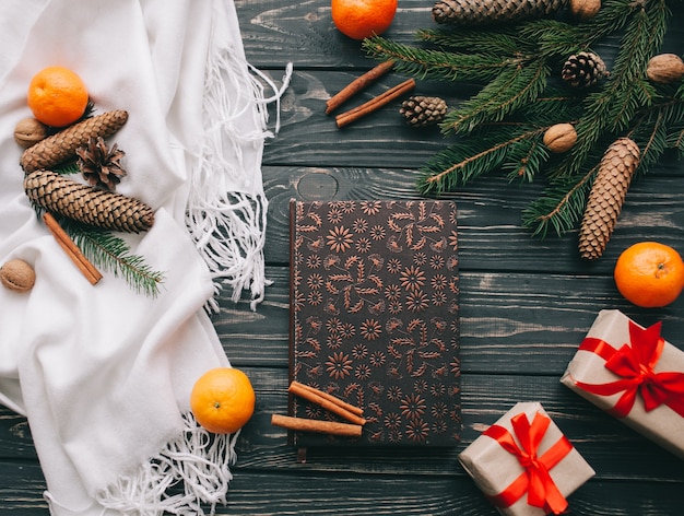 conceito de natal. brinquedos e presentes no fundo de madeira