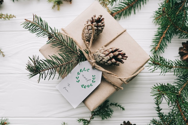 Conceito de natal. brinquedos e presentes no fundo de madeira