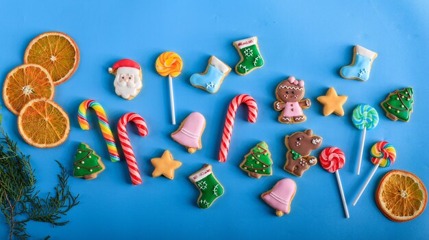 Conceito de Natal com layout decorado composição de biscoitos de açúcar de confeiteiro. Copiar espaço para texto