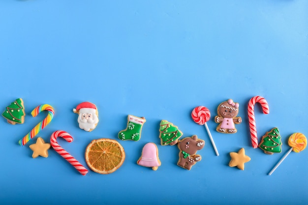 Conceito de Natal com layout decorado composição de biscoitos de açúcar de confeiteiro. Copiar espaço para texto