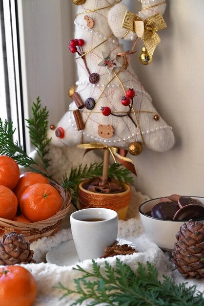 Conceito de Natal comida e bebida caseira Chocolate quente com marshmallows e canela em copo vermelho Biscoitos de Natal especiarias de inverno e decoração festiva em mesa de madeira