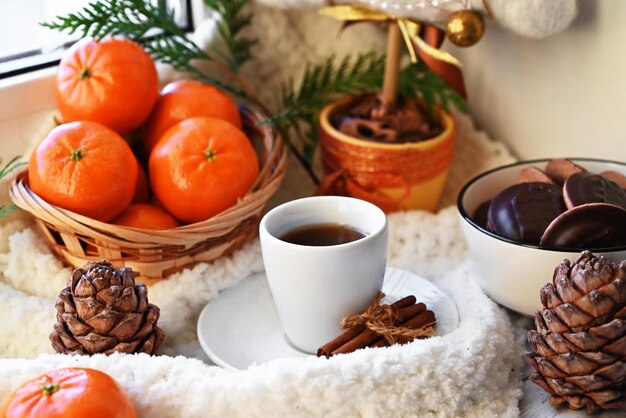 Conceito de Natal comida e bebida caseira Chocolate quente com marshmallows e canela em copo vermelho Bolinhos de Natal especiarias de inverno e decoração festiva em mesa de madeira