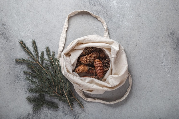 Conceito de Natal de desperdício zero Decoração natural de Chirsmas cones e galhos de pinheiro em saco de linho Vista superior plana