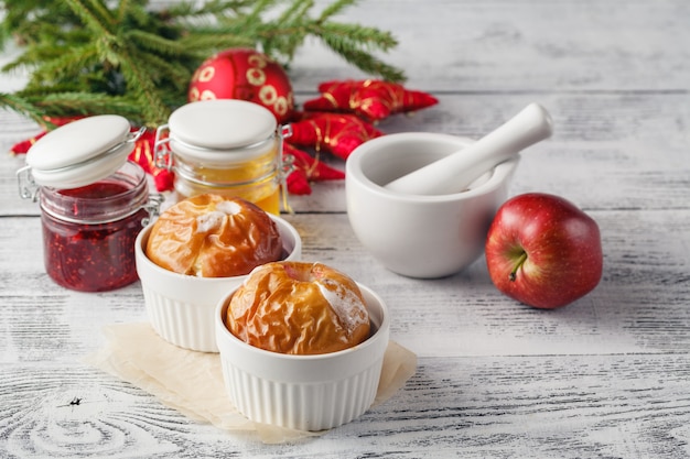 Conceito de Natal de forno caseiro cozido maçãs, especiarias, nozes, contras e decorações na mesa de madeira com cópia-espaço