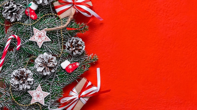 Conceito de Natal em um fundo vermelho com decorações diferentes.