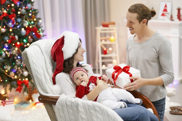 Conceito de natal: família feliz em quarto decorado