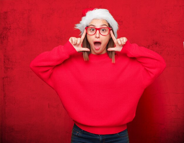 Conceito de Natal jovem mulher bonita. fundo editável