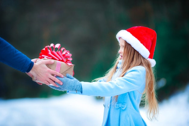 Conceito de natal Menina dando um presente de ano novo na véspera de Natal