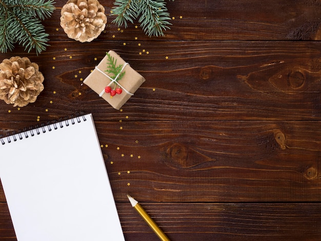 Conceito de Natal na mesa de madeira com espaço de cópia