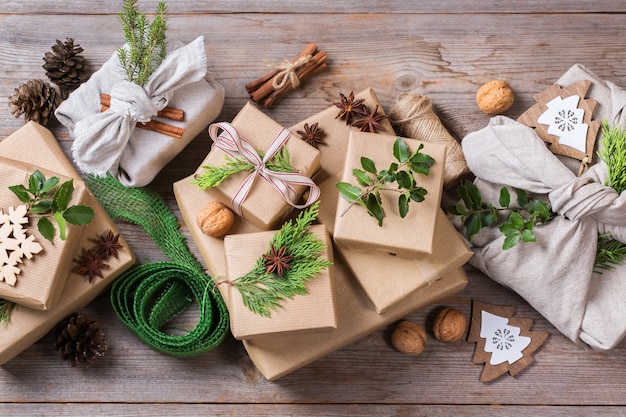 Conceito de natal zero desperdício de caixas de presente artesanais estilo furoshiki