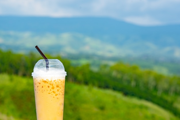 Conceito de natureza do café, café gelado na montanha de visão turva e beleza do céu