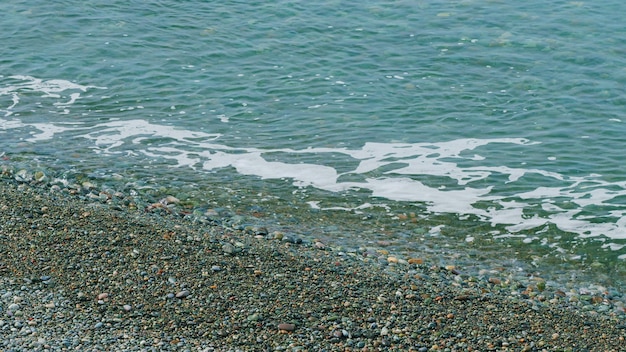 Foto conceito de natureza praia com pedras pedras oceano azul ou onda do mar lava a costa ainda