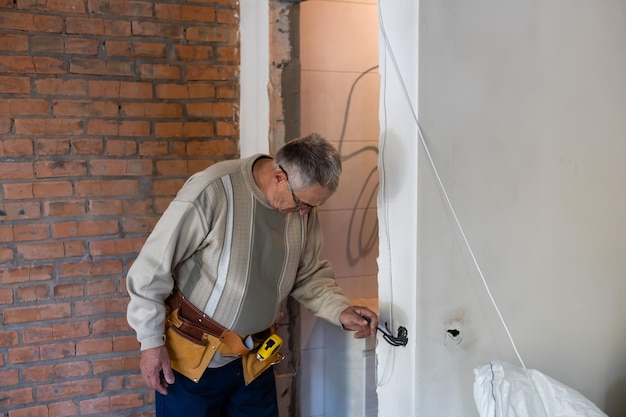 Conceito de negócio de pintura e renovação de casa. Quarto de casa de pintura masculino caucasiano da escada.