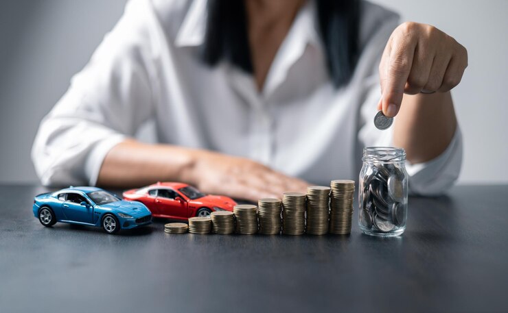 Foto conceito de negócio de seguro de carro poupança compra venda com imposto e empréstimo para carro novo veículo de brinquedo de carro com pilha de moedas de dinheiro em fundo planejamento para gerenciar custos de financiamento de transporte empréstimo para automóvel