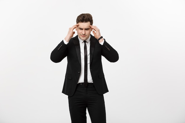 Conceito de negócio jovem empresário bonito com dor nas têmporas, foto de homem sofrendo de str ...