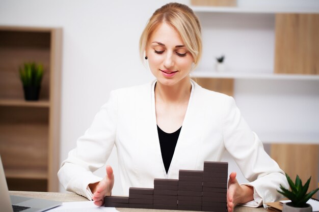 Conceito de negócio, mulher constrói uma estratégia de desenvolvimento de empresa de cubo de madeira