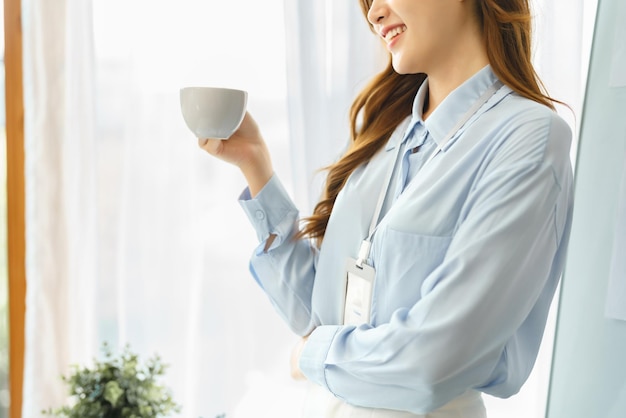 Conceito de negócios bem sucedido Empresária bebendo café durante uma pausa no trabalho duro