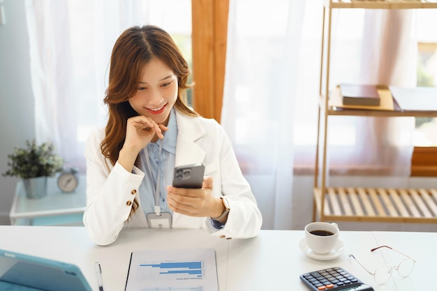 Conceito de negócios bem-sucedido empresária usando smartphone para relaxar depois de trabalhar duro