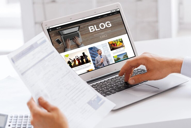 Foto conceito de negócios, blogs, tecnologia e pessoas - empresário com página de blog na internet na tela do laptop trabalhando no escritório