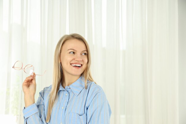 Foto conceito de negócios com jovem empresária atraente