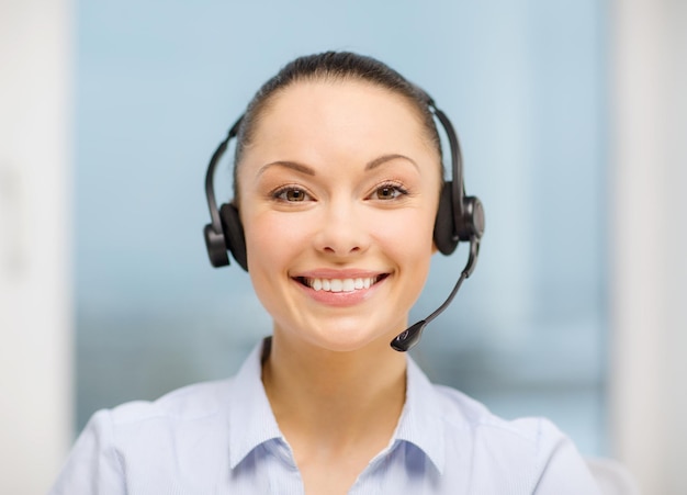 conceito de negócios, comunicação e call center - operador de linha de apoio feminino com fones de ouvido