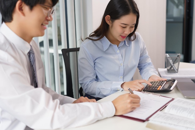 Conceito de negócios Dois colegas de negócios fazem brainstorming sobre investimento e calculam o custo do projeto