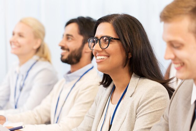 conceito de negócios e educação grupo de pessoas em conferência ou palestra internacional