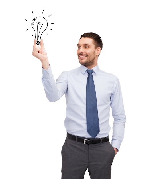 Foto conceito de negócios e escritório - empresário bonito segurando lâmpada