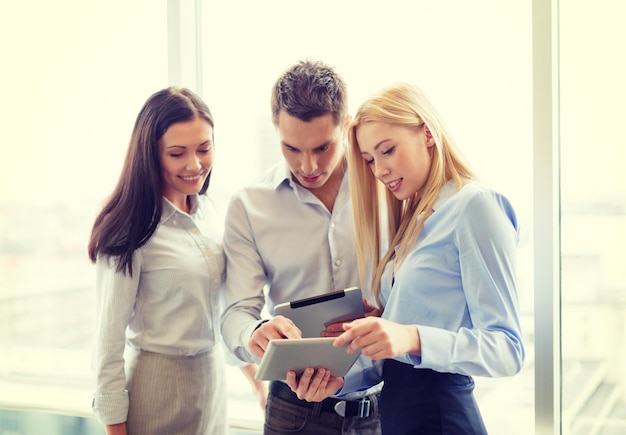 conceito de negócios e escritório - equipe de negócios sorridente trabalhando com tablets no escritório