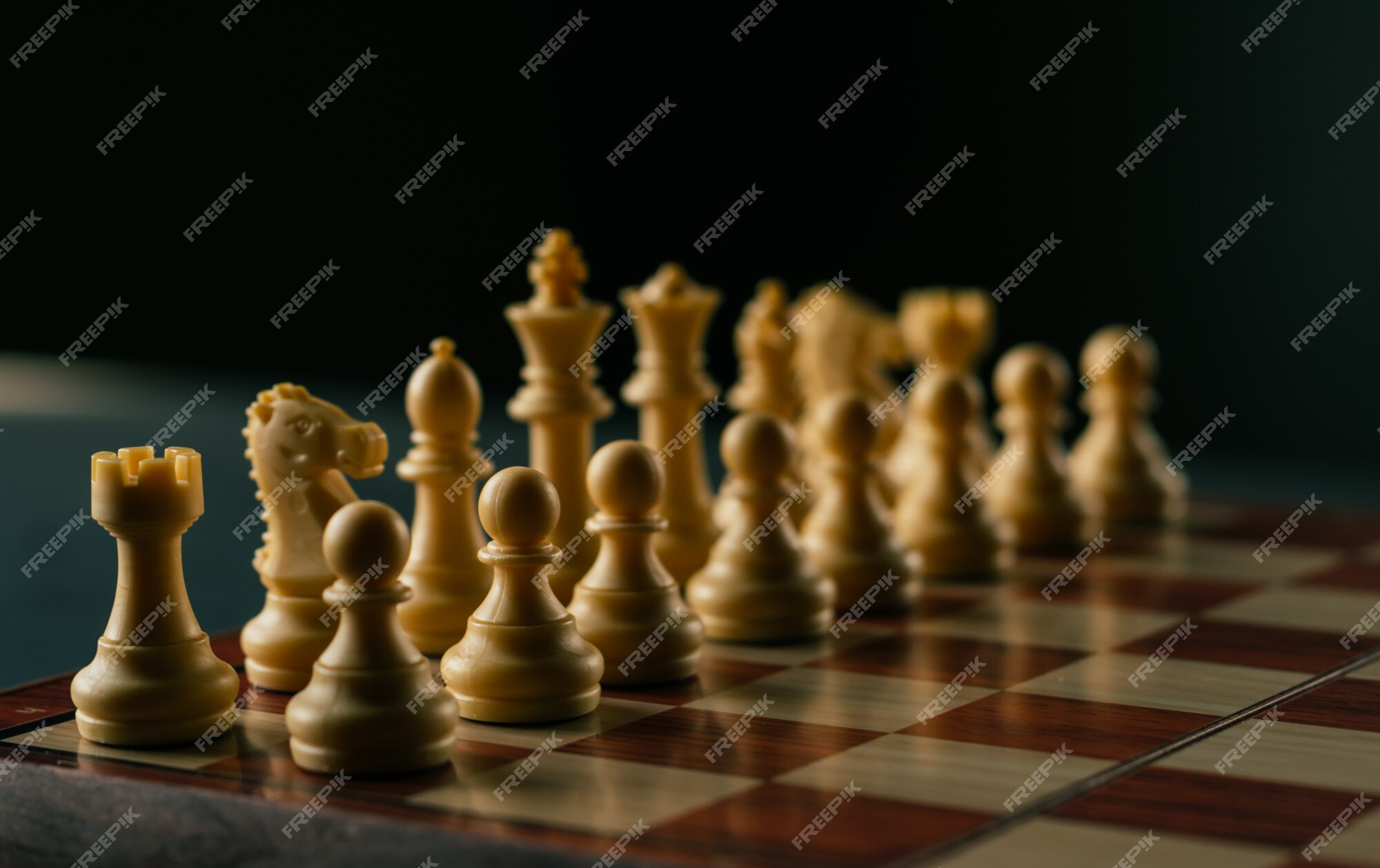 o rei no jogo de xadrez de batalha fica no tabuleiro de xadrez com fundo  preto isolado. estratégia de negócios de conceito, planejamento e  renderização de decision.3d. 9169567 Foto de stock no