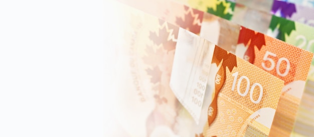 Conceito de negócios e finanças em dólares canadenses. notas de banco canadenses em fundo branco