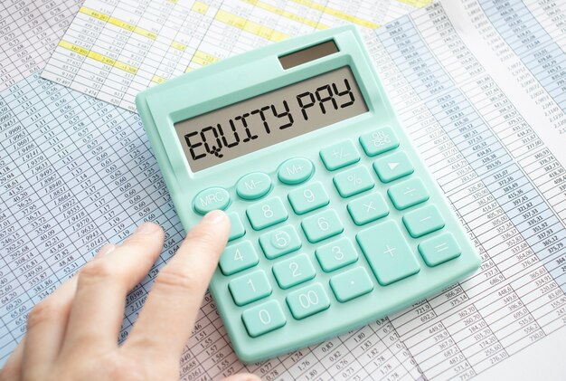 Conceito de negócios e impostos. Equity Pay em uma calculadora.