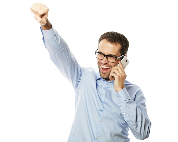 Conceito de negócios e pessoas de estilo de vida Homem de negócios gesticulando bem-sucedido com telefone celular isolado sobre fundo branco