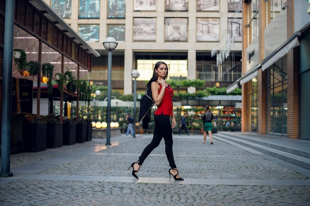 Conceito de negócios e pessoas - mulher de negócios moderna no escritório com espaço de cópia