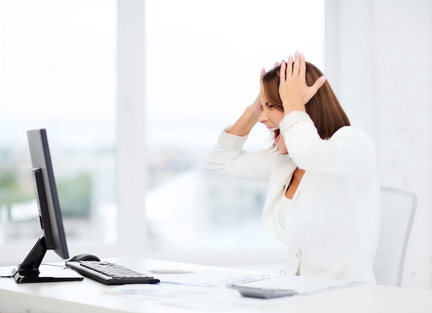 conceito de negócios, escritório, escola, problema, crise, estresse e educação - empresária estressada com computador no trabalho