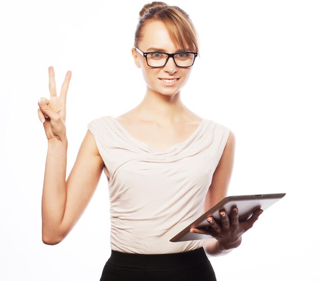 Conceito de negócios, finanças e pessoas: jovem mulher de negócios usando óculos e trabalhando no tablet
