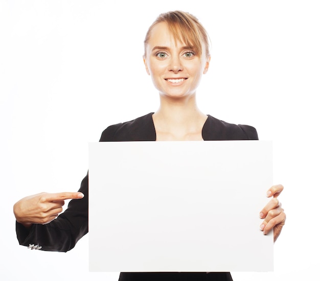 Conceito de negócios, finanças e pessoas: mulher de negócios jovem sorridente e feliz mostrando uma tabuleta em branco, sobre fundo branco
