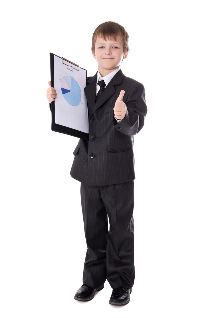 Foto conceito de negócios - garotinho de terno de negócios mostrando resultados de pesquisa e polegares para cima isolados em fundo branco