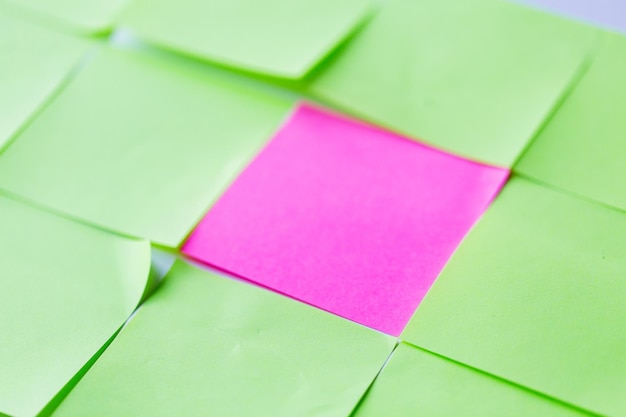 Foto conceito de negócios, informações, memorando, gestão e educação - fechamento de adesivos de papel de cores diferentes
