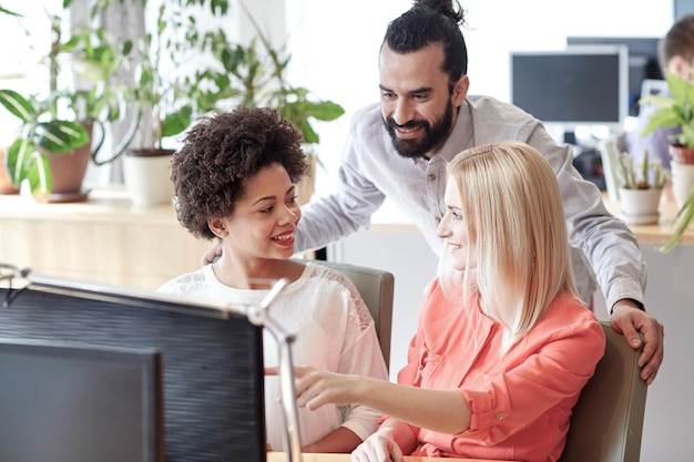 Foto conceito de negócios, inicialização e pessoas - rede de equipe criativa feliz com computador no escritório