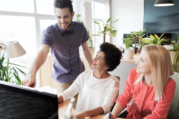 Foto conceito de negócios, inicialização e pessoas - rede de equipe criativa feliz com computador no escritório