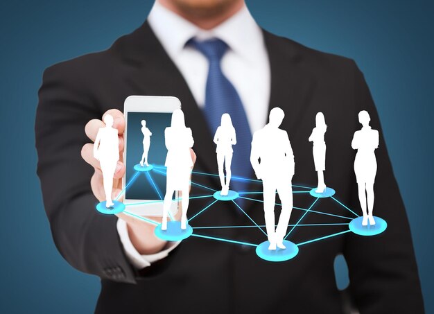 conceito de negócios, internet e tecnologia - empresário mostrando smartphone com rede social na tela